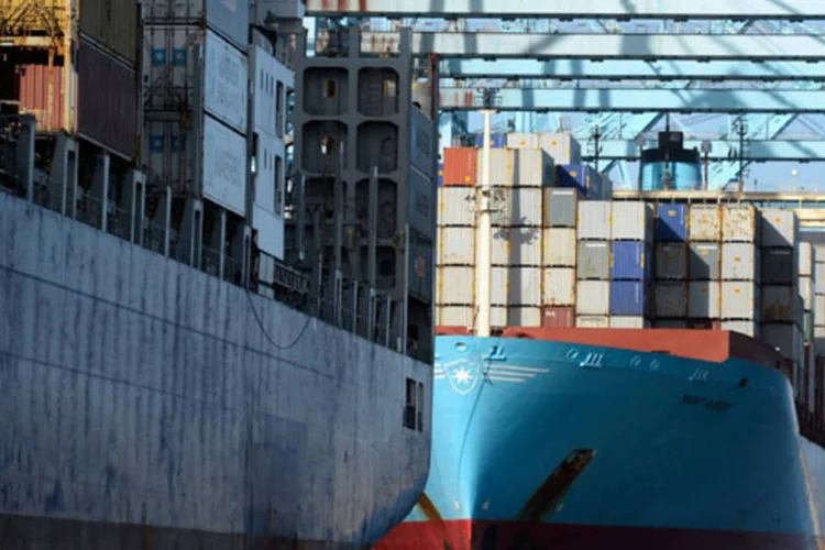 Navio cargueiro carregado com contêineres atracado em um terminal da Maersk no Porto de Los Angeles, em San Pedro, na Califórnia (Kevork Djansezian/Getty Images)