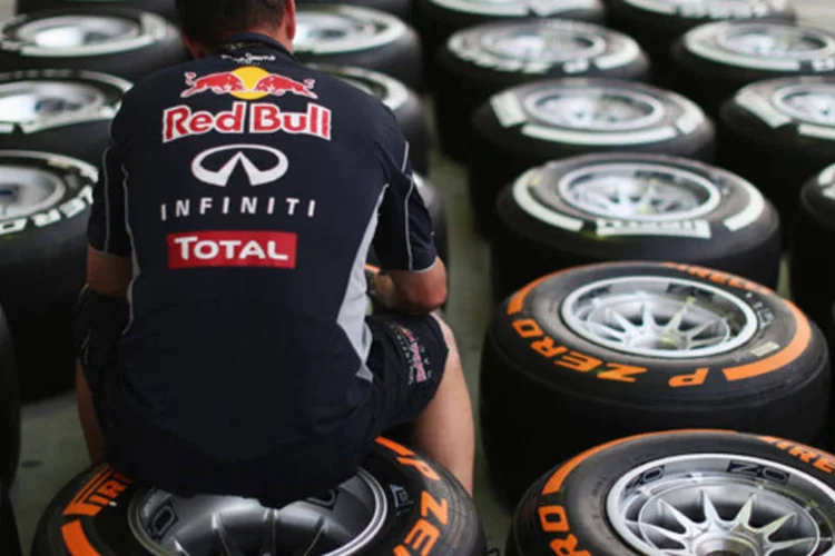 Mecânico da Red Bull sentado em cima de pneus da Pirelli nos boxes durante o Grande Prêmio do Bahrein, em abril deste ano (Mark Thompson/Getty Images)