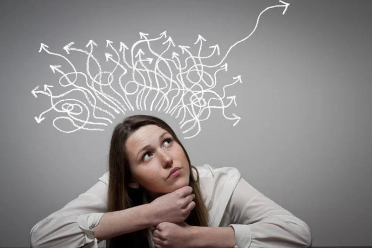 Empreendedora pensando (Thinkstock)