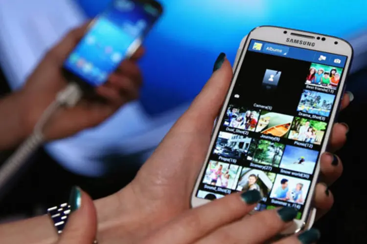 
	Smartphones Samsung: opera&ccedil;&atilde;o inclui um novo acordo de 10 anos para fornecimento de vidro LCD entre a Corning e a Samsung Display, que fabrica pain&eacute;is LCD e TVs
 (Neilson Barnard/Getty Images)