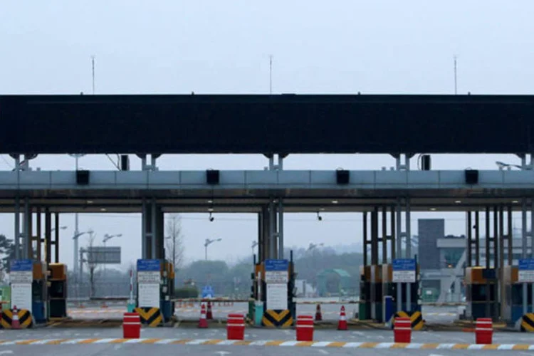 
	Posto de fronteira que liga a Coreia do Sul ao complexo Kaesong na Coreia do Norte: o acordo acontece depois que o governo de Pyongyang convidou Seul para iniciar uma nova etapa de aproxima&ccedil;&atilde;o
 (Chung Sung-Jun/Getty Images)