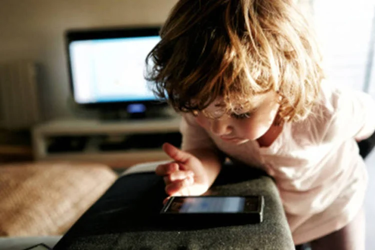 Criança com smartphone: segundo a pesquisa, 75% das pessoas vêem televisão e usam os dispositivos móveis ao mesmo tempo (Getty Images)