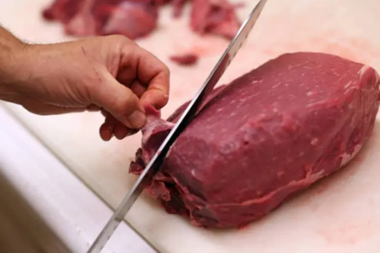 Açougueiro corta pedaço de carne bovina (Justin Sullivan/Getty Images)