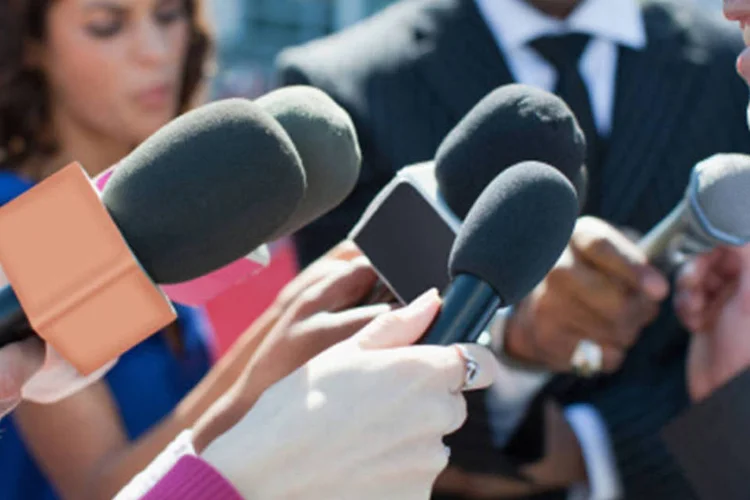 O jornalismo busca informar o público sobre temas relevantes (Getty Images)