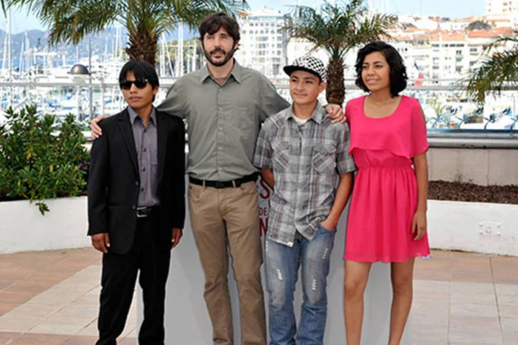 Diretor Diego Quemada-Diez, de "'La Jaula De Oro", posa para foto com os atores do filme durante o 66º Festival de Cinema de Cannes (Gareth Cattermole/Getty Images)