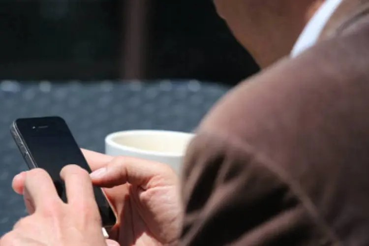 
	Homem mexendo no celular: especialistas do mercado concordam unanimemente que &eacute; necess&aacute;rio um bom plano estrat&eacute;gico para ter sucesso na &aacute;rea de marketing m&oacute;vel
 (Getty Images)