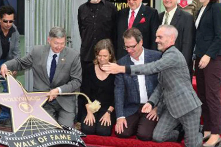 Os irmãos de Janis Joplin, Laura e Michael (no centro), comparecem à entrega da estrela póstuma à cantora na Calçada da Fama, em Hollywood, em 4 de novembro de 2013 (AFP)