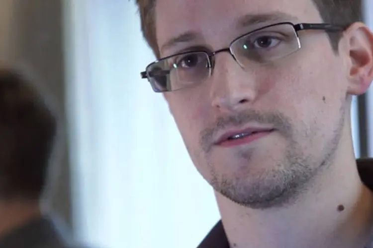 
	Edward Snowden durante entrevista ao The Guardian:&nbsp;Snodwden &eacute; o autor de um dos maiores vazamentos de documentos classificados da hist&oacute;ria dos Estados Unidos.
 (The Guardian via Getty Images)