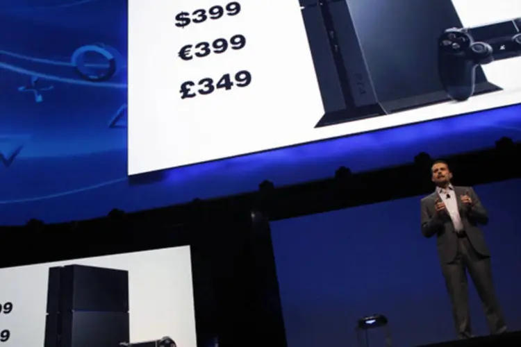 Andrew House, CEO da Sony, anuncia o preço do novo PlayStation 4 durante conferência na feira E3, em Los Angeles, Califórnia (Eric Thayer/Getty Images)