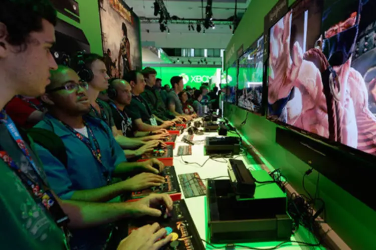Gamers jogam o novo console Xbox One, da Microsoft, durante a feira E3 em Los Angeles, nos Estados Unidos (Kevork Djansezian/Getty Images)