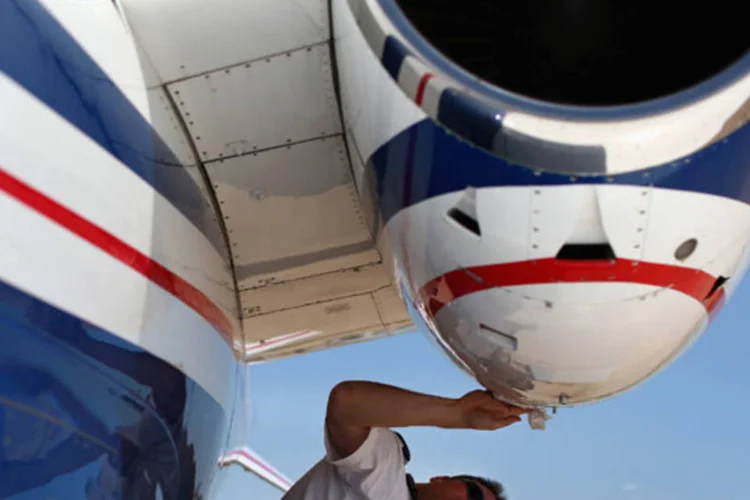 Piloto da FlexJet verifica avião após um voo de inspeção de um jato Learjet 45, da Bombardier, no aeroporto de Addison, no Texas (Tom Pennington/Getty Images)