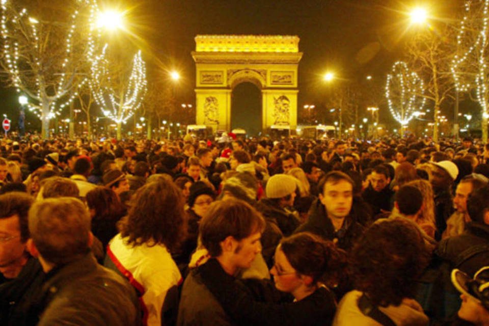 França mobiliza 53 mil policiais para o ano novo