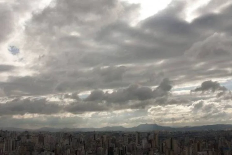 
	Cidade de S&atilde;o Paulo: uma equipe da Coordenadoria Municipal de Defesa Civil est&aacute; no local e interditou tr&ecirc;s casas vizinhas
 (Marcos Santos/USP Imagens)