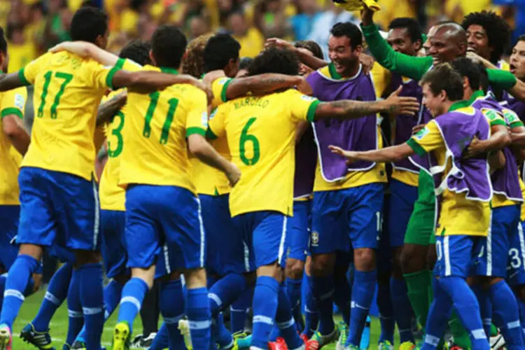 
	Sele&ccedil;&atilde;o brasileira comemora gol: mesmo se sair em primeiro ligar do grupo A, a sele&ccedil;&atilde;o n&atilde;o deve ter vida f&aacute;cil nas oitavas de final
 (Scott Heavey/Getty Images)