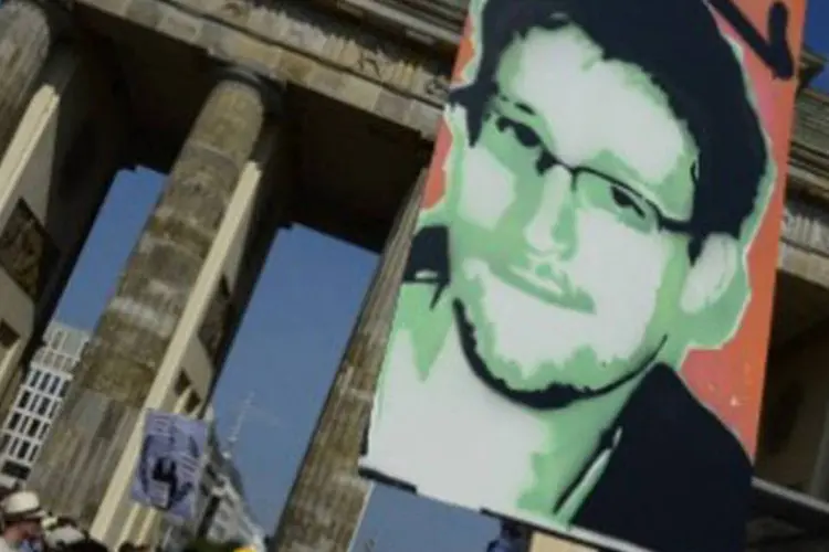 
	Cartaz com imagem de Edward Snowden: o ex-agente norte-americano deixou nesta quinta-feira as instala&ccedil;&otilde;es do aeroporto de Sheremetyevo, em Moscou
 (Getty Images)