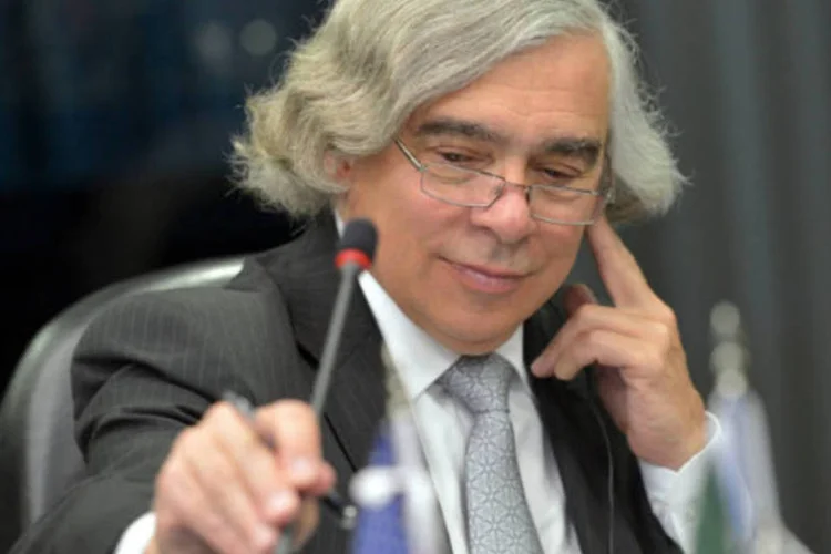 
	O ministro de Minas e Energia, Edison Lob&atilde;o, recebe o secret&aacute;rio de Energia dos EUA, Ernest Moniz: norte-americano falou sobre poss&iacute;veis novos acordos bilaterais com o Brasil nas &aacute;reas de biocombust&iacute;veis e g&aacute;s n&atilde;o convencional
 (.)