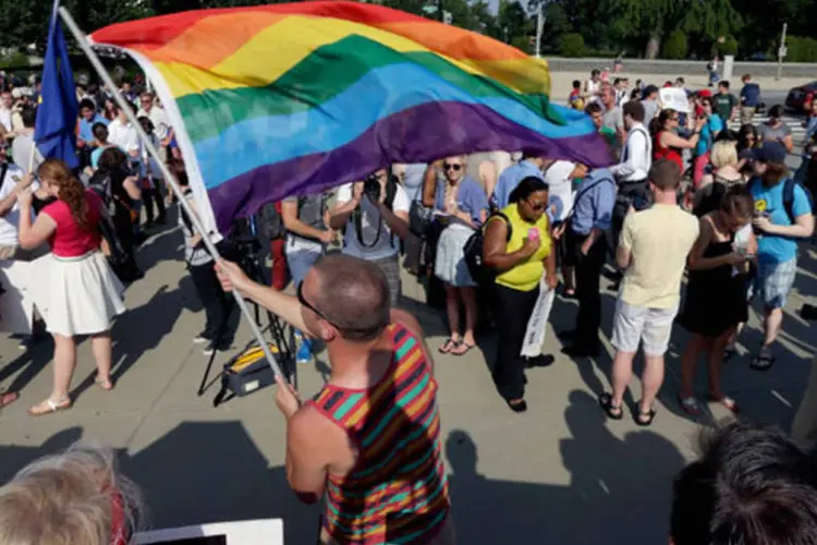 Manifestantes a favor do casamento gay aguardam decisão em frente prédio da Suprema Corte dos EUA nesta quarta-feira (Win McNamee/Getty Images)