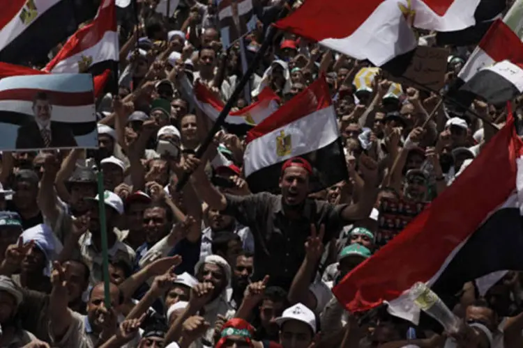 
	Protestos no Cairo marcam o anivers&aacute;rio da elei&ccedil;&atilde;o do presidente Mohammed Morsi. A imagem mostra pessoas a favor do pol&iacute;tico, em 30 de junho de 2013
 (Ed Giles/Getty Images)