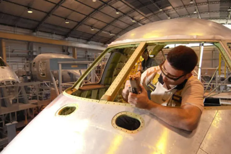Funcionário trabalha na linha de produção de um jato 170-190 na sede da Embraer, em São José dos Campos (Paulo Fridman/Bloomberg News)