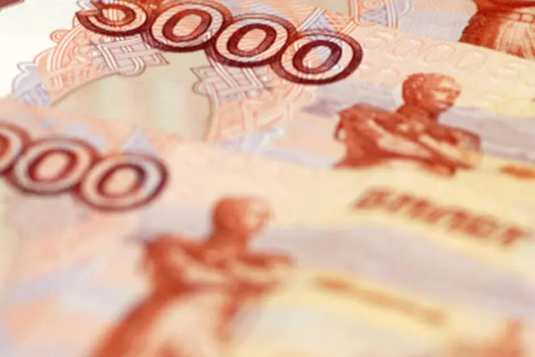
	Notas de rublo russo: moeda russa subia cerca de 2 por cento contra o d&oacute;lar, um dia ap&oacute;s o governo vender d&oacute;lares para tentar sustentar o rublo
 (Getty Images)
