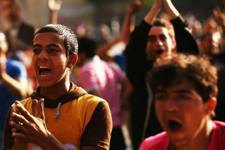 
	Apoiadores do ex-presidente Mohamed Mursi gritam palavras de ordem em protesto contra golpe militar
 (Spencer Platt/Getty Images)