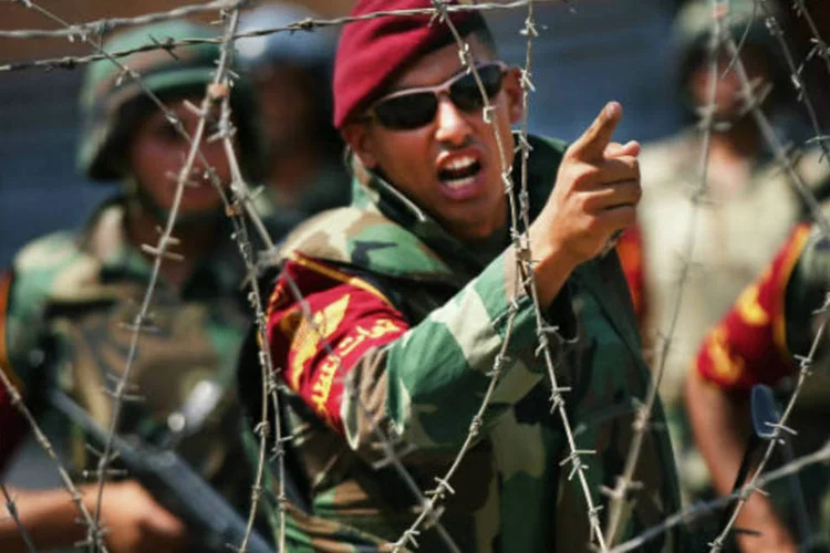 Membros da elite do exército do Egito protegem prédio militar no Cairo em meio a protestos de apoiadores do ex-presidente Mohamed Mursi contra golpe militar, em 5 de julho de 2013 (Spencer Platt/Getty Images)