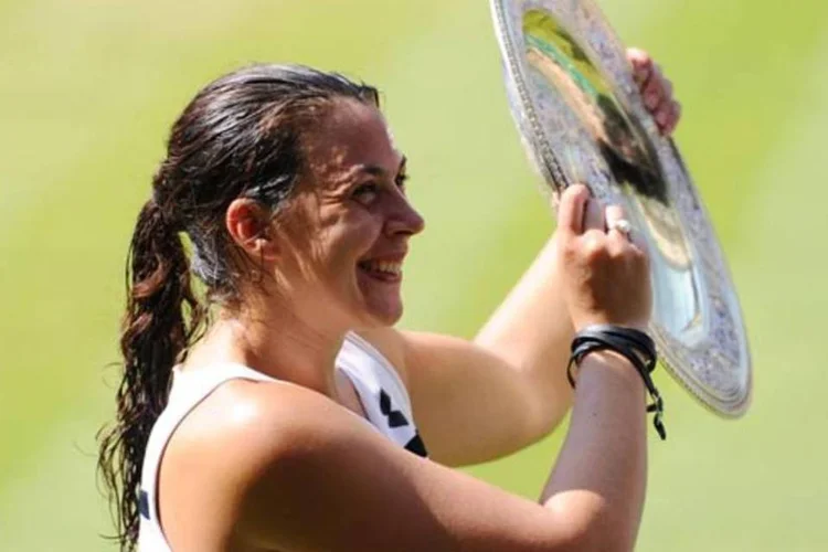 A tenista francesa Marion Bartoli venceu a edição deste ano do torneio feminino de Wimbledon (Mike Hewitt/Getty Images)