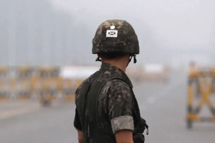 
	Soldado sul-coreano: todos os sul-coreanos que estavam em Kaesong foram expulsos depois de recolher seus objetos pessoais
 (Chung Sung-Jun/Getty Images)