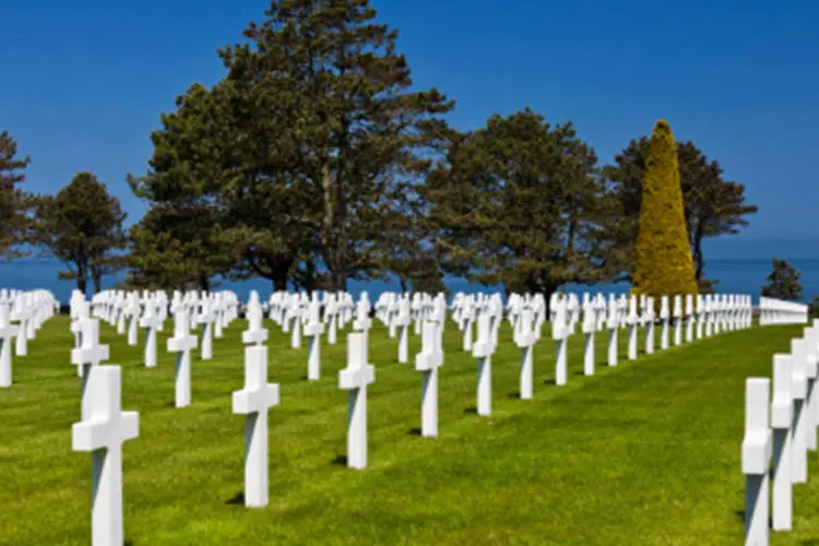 Memorial do dia D: visitantes dos EUA na Normandia, alguns que alegaram ter planejado suas viagens por meses, culparam o oportunismo político de congressistas por impasse (.)