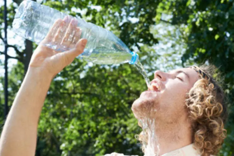 Homem bebendo água: vontade natural de beber água é um forte indicativo da necessidade de se hidratar — e alguns especialistas defendem que só precisamos dela para nos guiar (Getty Images)