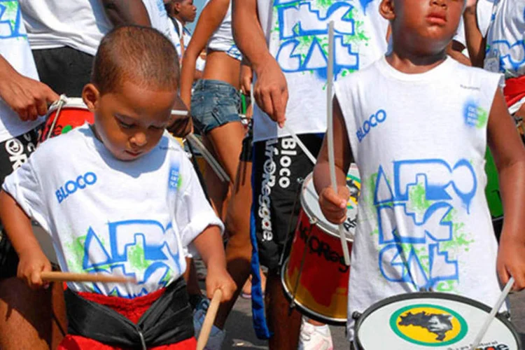
	Crian&ccedil;as do grupo AfroReggae: os dois indiciados j&aacute; est&atilde;o presos; o terceiro suspeito que teve a pris&atilde;o pedida &eacute; Bruno Eduardo da Silva Proc&oacute;pio, o Pin&aacute;, que est&aacute; foragido
 (Wilson Dias/ABr)
