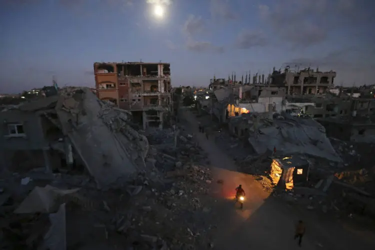 
	Faixa de Gaza: ex&eacute;rcito israelense confirmou um ataque a&eacute;reo e disparos a partir de um tanque blindado em uma &aacute;rea ao leste de Khan Yunes
 (REUTERS/Mohammed Salem)