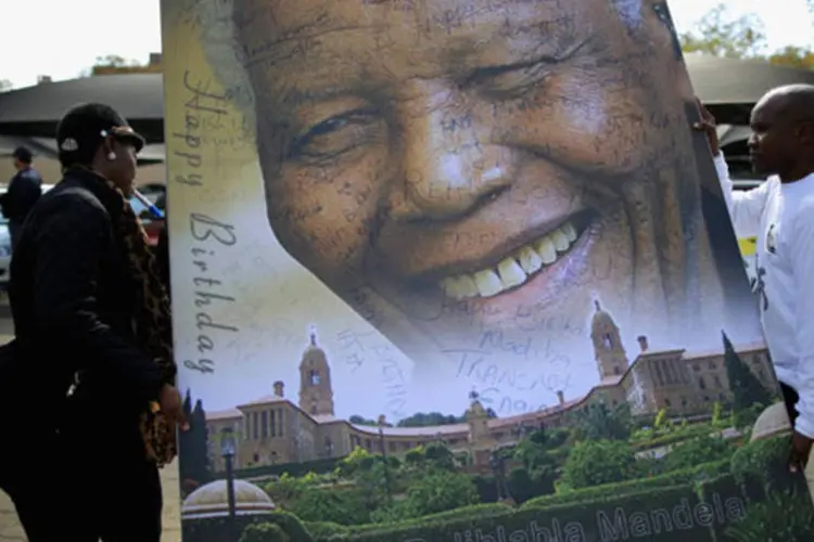 
	Retrato gigante de Mandela: o l&iacute;der&nbsp;deixou hoje o hospital da cidade de Pret&oacute;ria no qual estava internado desde o dia 8 de junho
 (Christopher Furlong/Getty Images)