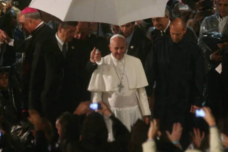 Papa Francisco enfrenta chuva durante visita ao hospital São Francisco de Assis, no Rio de Janeiro (Mario Tama/Getty Images)