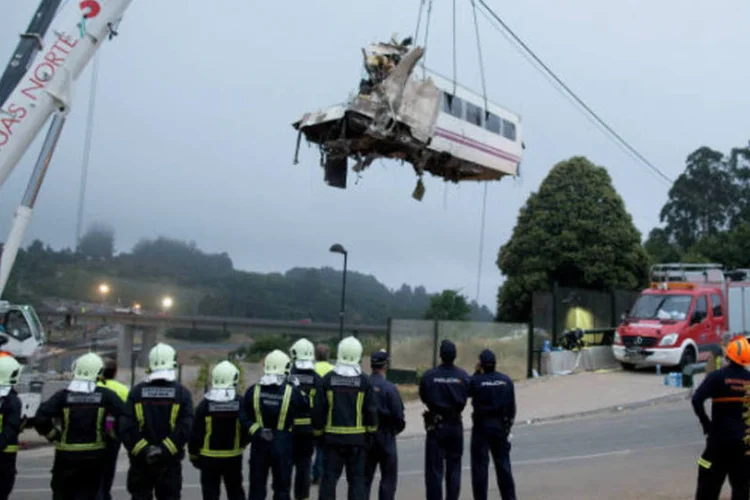 Equipes de resgate retiram destroços de trem que descarrilou em em Santiago de Compostela, na Espanha (Pablo Blazquez Dominguez/Getty Images)