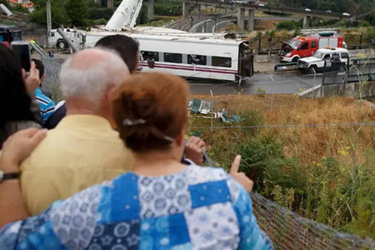 
	Moradores da regi&atilde;o observam local do acidente, em Santiago de Compostela, em 25 de julho de 2013
 (Pablo Blazquez Dominguez/Getty Images)