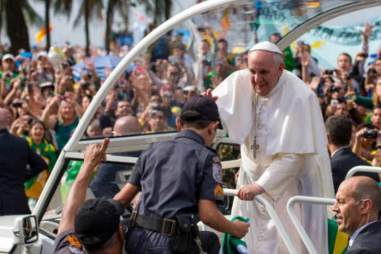 
	Do papam&oacute;vel, papa Francisco aben&ccedil;oa filho de policial, em Copacabana: para resumir a experi&ecirc;ncia do Rio de Janeiro, o papa enumerou as palavras &quot;amparada, festa e miss&atilde;o&quot;
 (Buda Mendes/Getty Images)