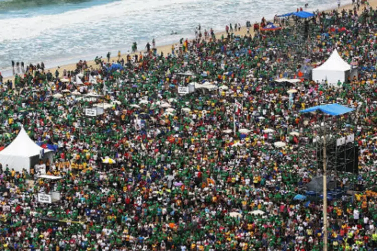 
	Copacabana lotada de peregrinos para &uacute;ltima missa do papa, em 28 de julho de 2013, na Jornada Mundial da Juventude
 (Mario Tama/Getty Images)