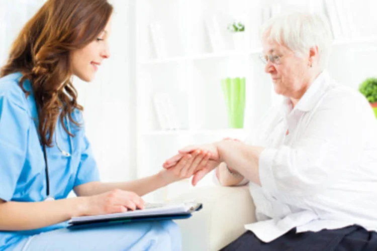 
	Idosa em consulta m&eacute;dica: empregados com mais de 10 anos de empresa podem continuar com o plano de sa&uacute;de empresarial
 (Getty Images)