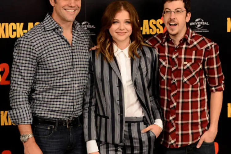 Diretor Jeff Wadlow e os atores Chloe Grace Moretz e Christopher Mintz Plasse durante evento para estreia do filme "Kick-Ass 2" em Londres (Ian Gavan/Getty Images)