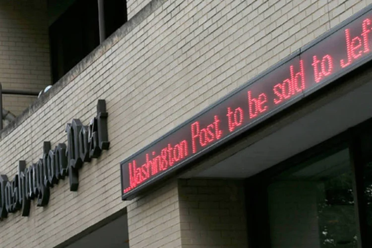 Sede do Washington Post com letreiro anunciando a aquisição do jornal para Jeff Bezos, em agosto deste ano (Win McNamee/Getty Images)