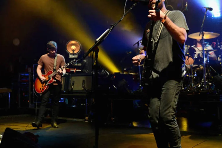 Guitarrista Matthew Followill e o vocalista Caleb Followill, do Kings of Leon, durante uma apresentação em Londres, Inglaterra (an Gavan/Getty Images for American Express Unstaged)