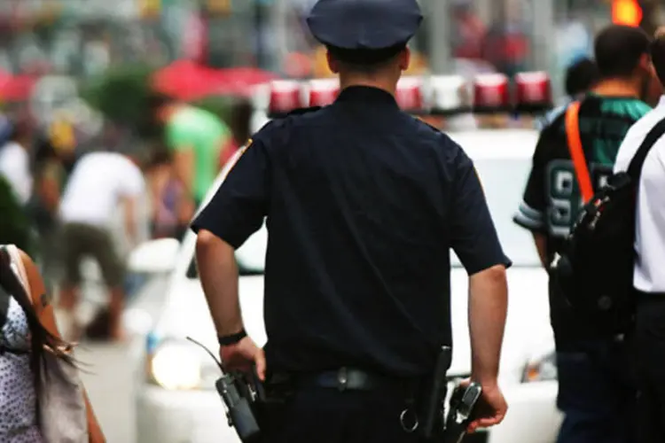 
	Nova York: Dois policiaisdispararam contra um homem que andava entre os carros em uma rua movimentada de Manhattan
 (Spencer Platt/Getty Images)