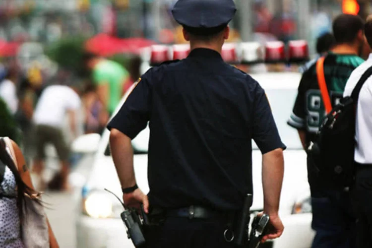 
	Nova York: Dois policiaisdispararam contra um homem que andava entre os carros em uma rua movimentada de Manhattan
 (Spencer Platt/Getty Images)