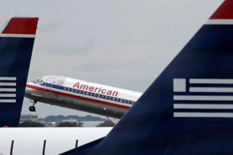 
	Jato da American Airlines decola atr&aacute;s de dois avi&otilde;es da US Airways
 (Win McNamee/Getty Images)