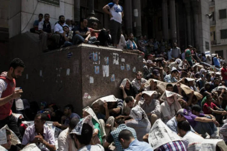 
	Manifestantes fazem a reza do meio-dia na pra&ccedil;a Rams&eacute;s: concentra&ccedil;&atilde;o mais importante aconteceu no bairro de Rams&eacute;s, nos arredores da mesquita de Al Fattouh
 (Getty Images)