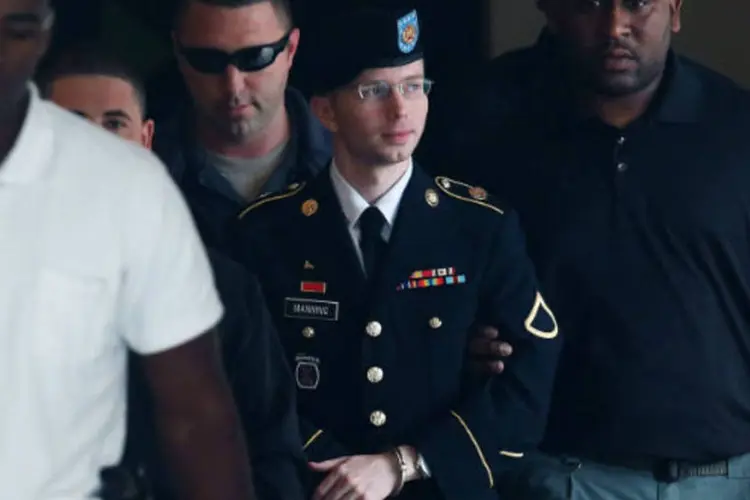 
	Bradley Manning &eacute; escoltado ap&oacute;s sess&atilde;o de seu julgamento
 (Getty Images)