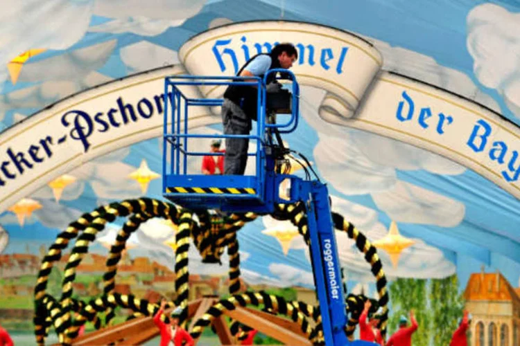 
	Um trabalhador em uma rampa de eleva&ccedil;&atilde;o na tenda da cerveja Hacker-Pschorr durante a prepara&ccedil;&atilde;o para o festival de cerveja Oktoberfest 2013.&nbsp;
 (Lennart Preiss/Getty Images)