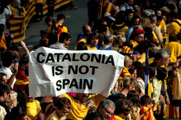 
	Manifestantes marcham pelas ruas de Barcelona em 11 de setembro, Dia Nacional para o povo catal&atilde;o, que exige referendo para independ&ecirc;ncia da Espanha: regi&atilde;o &eacute; uma das quatro com consulta popular marcada para 2014
 (Getty Images)