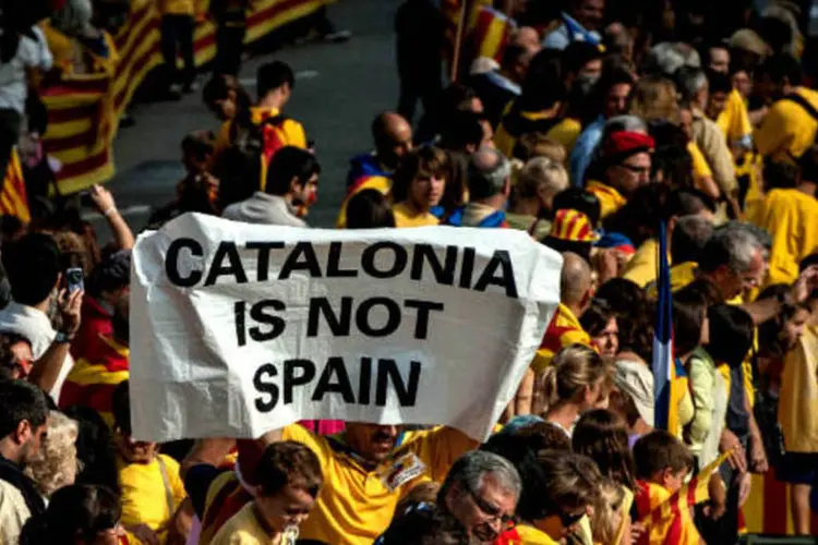 
	Manifestantes marcham pelas ruas de Barcelona em 11 de setembro, Dia Nacional para o povo catal&atilde;o, que exige referendo para independ&ecirc;ncia da Espanha.
 (Getty Images)